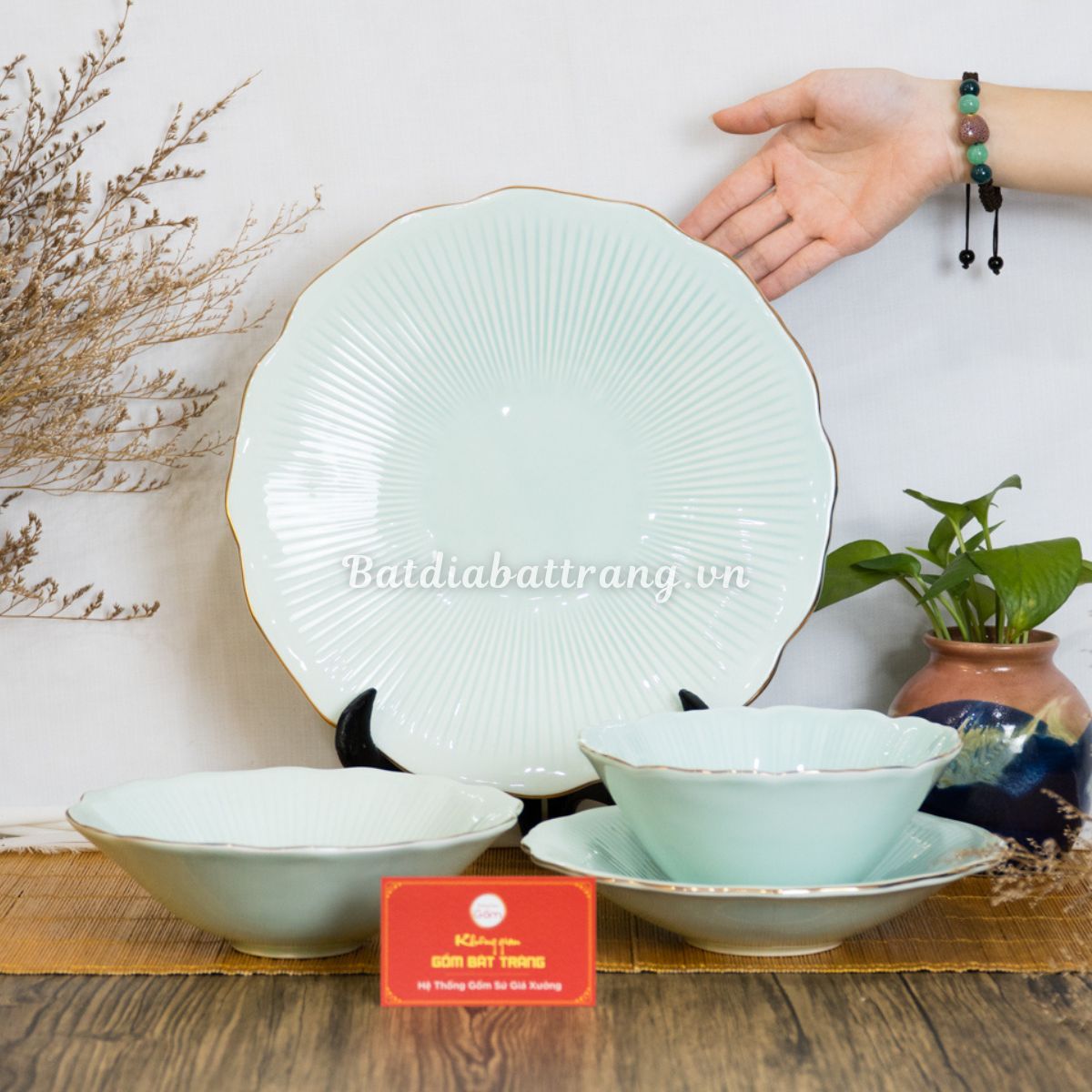 Bộ Bát Đĩa Vân Sen Kẻ Vàng Men Xanh Ngọc